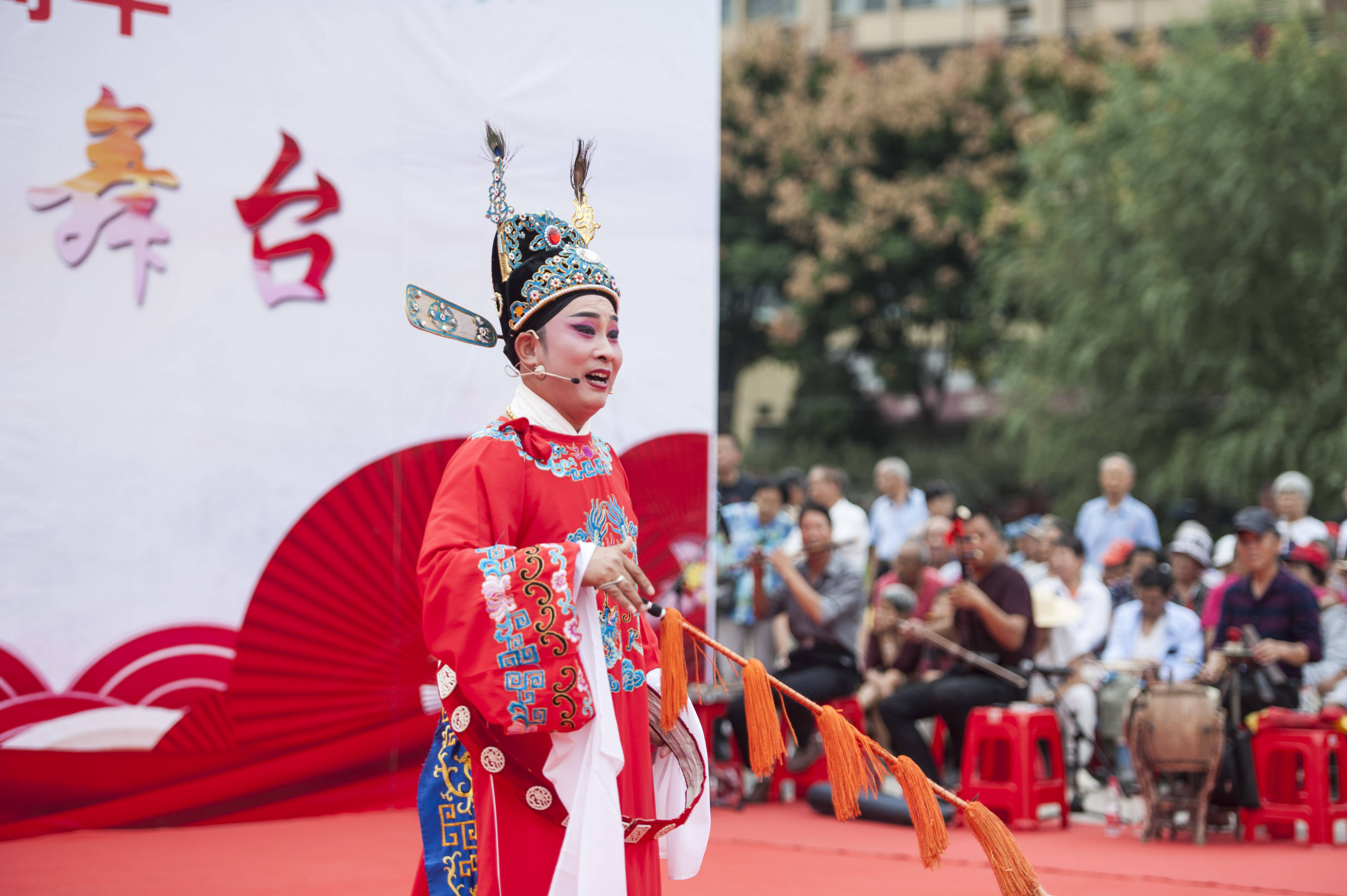 国庆假期,在合肥和平广场观赏经典庐剧《珍珠塔》,戏迷过足戏瘾