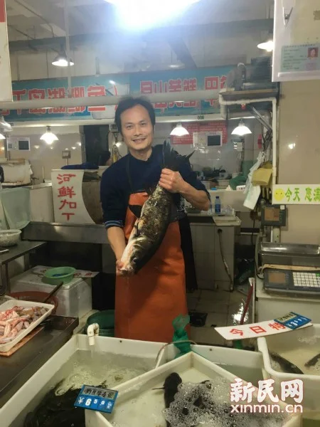 图说：杨晓月在摊位上卖鱼 新民晚报首席记者邵宁 摄