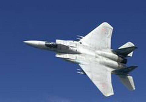 日F-15战机紧急着陆事故是飞行员腿麻了吗