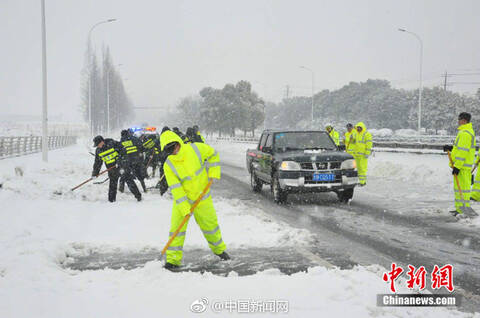 交警清理雪地 交警清理雪地