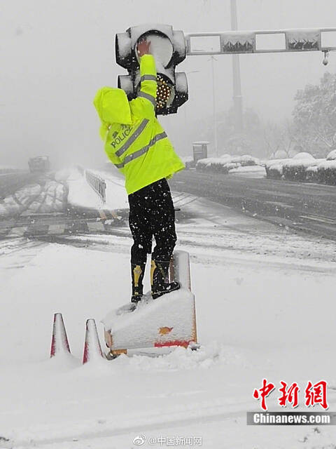 交警徒手去除积雪 交警徒手去除积雪