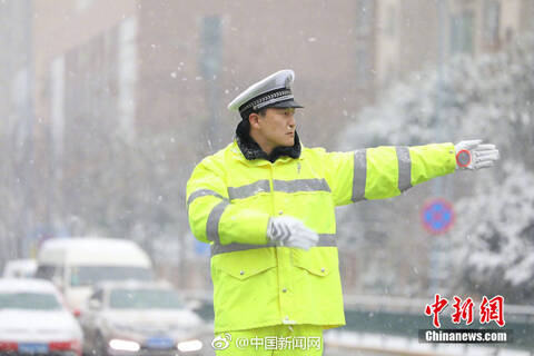 交警冒雪指挥交通 交警冒雪指挥交通
