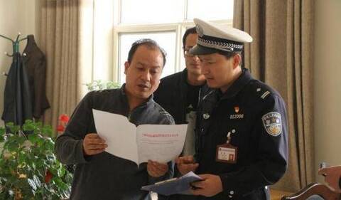 城关交警客运车辆安全隐患排查不放松