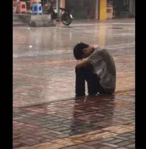 男子独自坐在雨中哭泣，网友:不是生活所迫，谁又愿意承受那么多