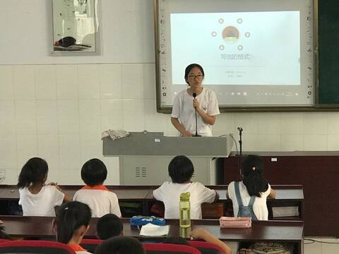 手拉手筑梦实践队成功开展为你写封信活动