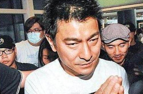 此人比乔四还狂,自称黑道霸主,扇刘德华耳光,打