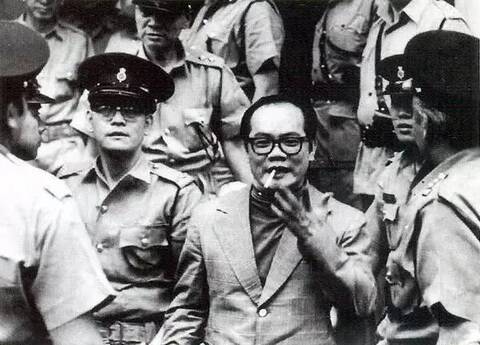 兄弟俩一文一武,坐拥千亿身家,被称为香港地下