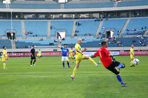 香港明星足球队VS前甲A班霸不落下风 谭校长