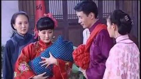 老爷刚进二姨太的房间就被小丫鬟说谎支走,气