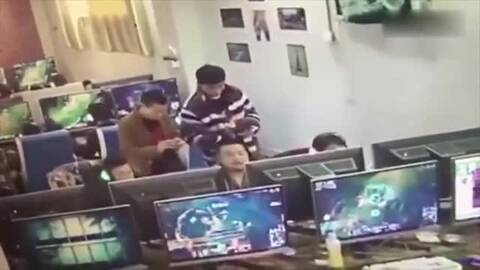 实拍网吧一男子用女声打游戏 娇嗔埋怨队友不给力