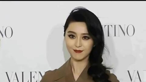 刘亦菲穿着打底裤就敢往外跑,女明星们在时装