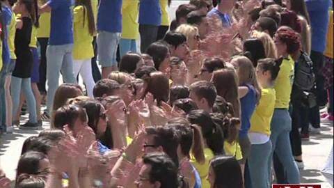 波黑高中生同步起舞安抚洪灾民众