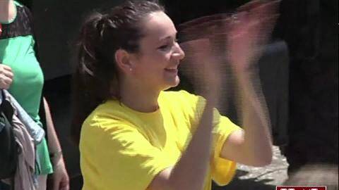 波黑高中生同步起舞安抚洪灾民众