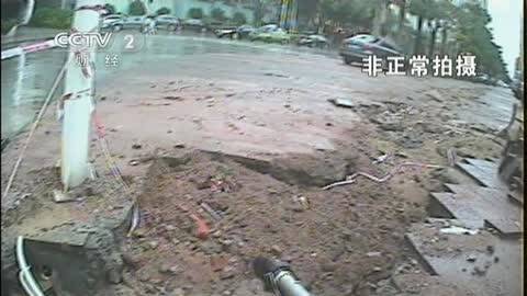 河源街道供水管爆裂 形成三四米高喷泉