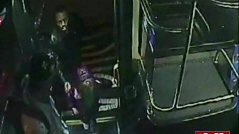 美四岁小女孩半夜翘家独自乘公交去买冰沙