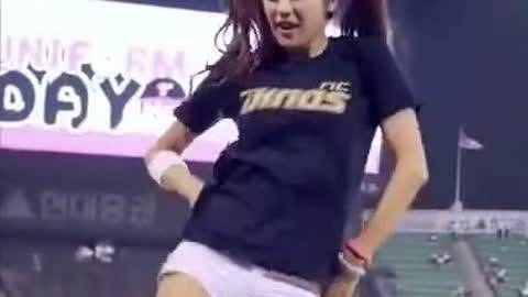 韩国长腿萌妹拉拉队热舞 现场观众激动疯狂!