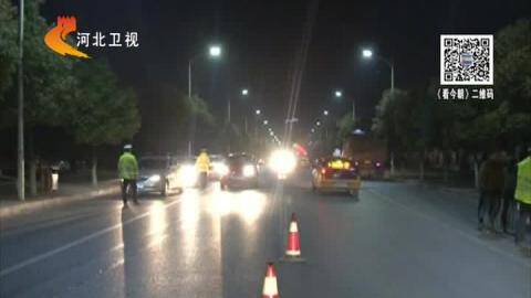 安徽芜湖:车辆路口不走 司机酒后睡着