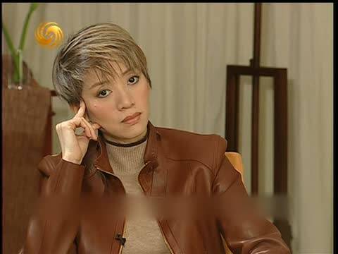 明天就是香港歌手梅艳芳去世十周年的纪念日,回想起她还活跃在舞台