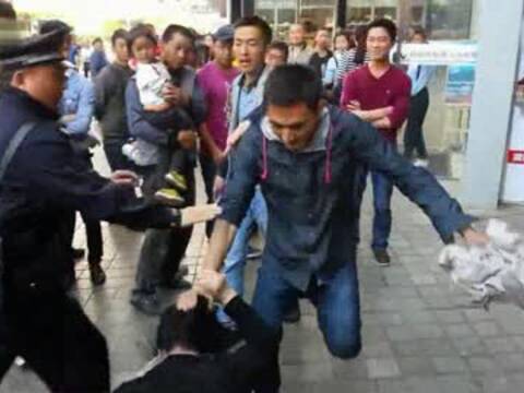 疑似<em>女小偷</em>当街遭男子狠踹<em>暴打</em> 警察都拦不住
