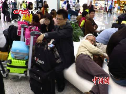 暴雨致航班受影响 深圳机场滞留旅客占柜台-手