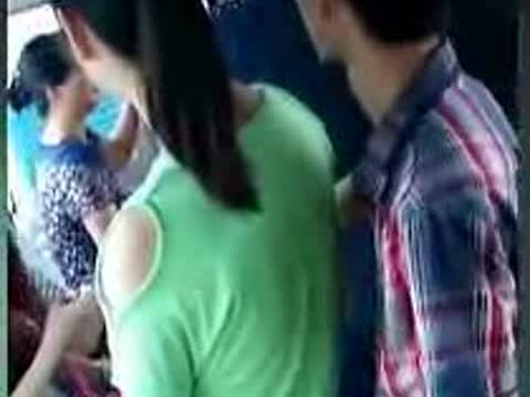 实拍男子南昌公交车上连续猥亵两名女乘客