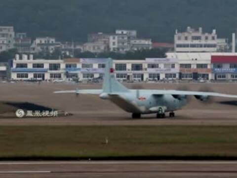 实拍空警-200飞抵珠海机场 平衡木雷达曝光