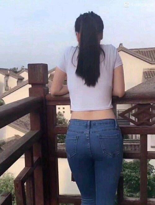 街拍:不敢与美女对视,紧身牛仔裤的凹凸散发致命魅力