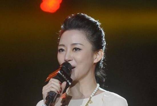 潘晓婷着半透明蕾丝装亮相 高颜值吸睛