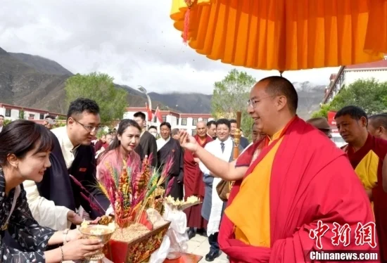 班禅在西藏佛学院考察调研并为僧众举行长寿灌顶(图3)