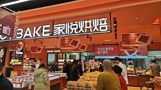 冬季烘焙赛道内卷升级!家悦草莓盒子引领商超爆款突围