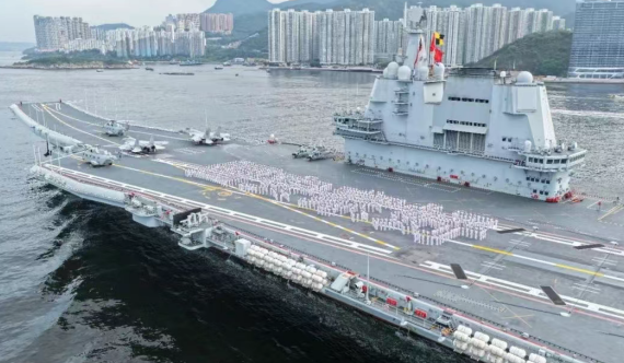 海军山东舰航母编队抵达香港