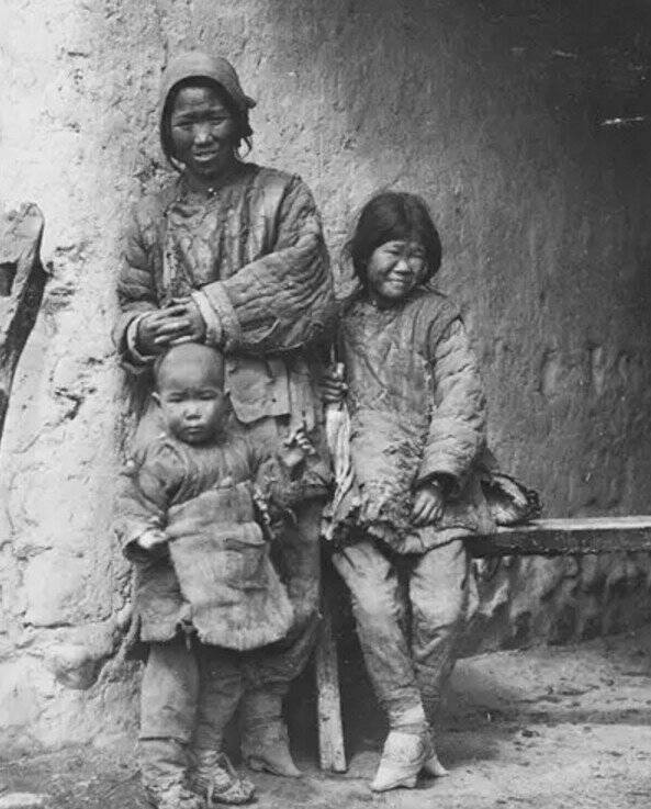 图为农村的贫困人家,他们也许能躲过天灾,可人祸未了,那个时代人们的