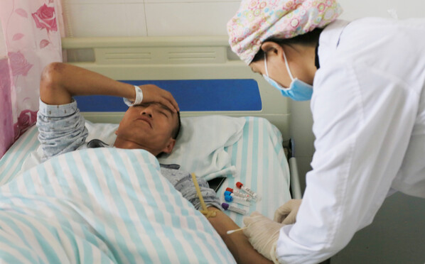 甘肃山地马拉松伤者在医院接受治疗