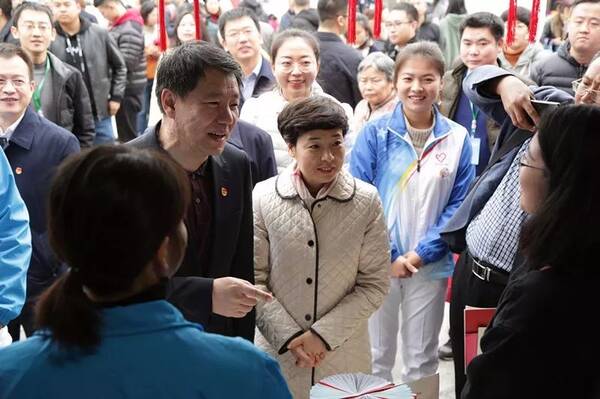 奇巴图巡视志愿服务展示交流活动现场时勉励志