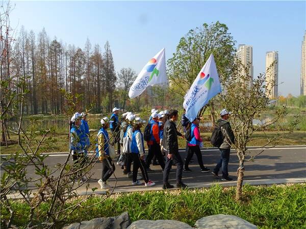 爱我百湖志愿者走进倒口湖公园 感受四水共