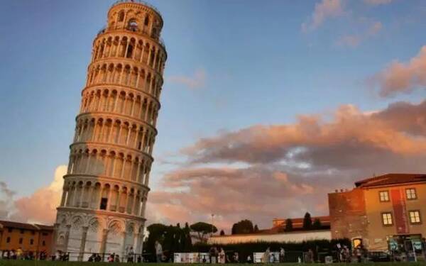 意大利的比萨斜塔，如今却变得越来越直，网友:以后叫直塔吗?
