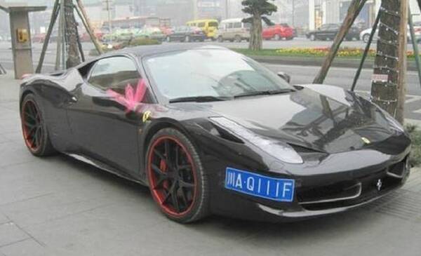 红色法拉利车牌如同一个蓝色布丁,豪车车主可能也表示无奈,而下图的