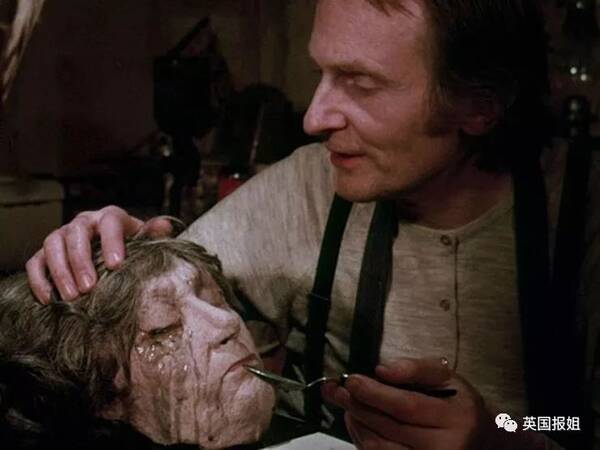 人皮灯罩,头骨汤碗,乳头腰带,他家里都是尸体