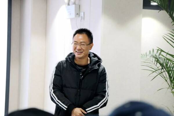 何跃&lt;/strong&gt;彬眼神坚定,语速很快.