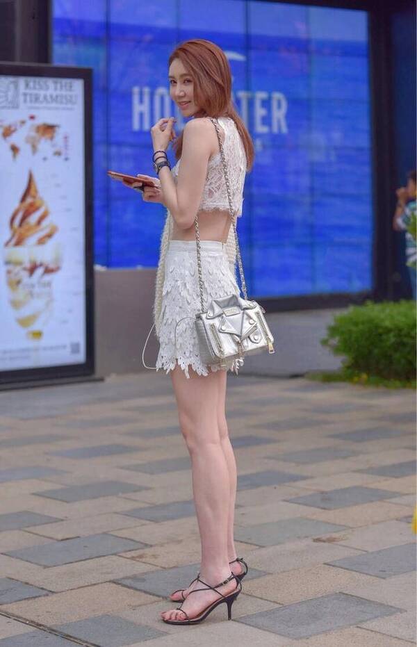 光看这两位美女的背影就觉得是一种视觉上的享受.