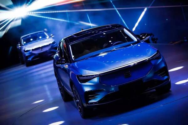 由曾参与设计过保时捷918的设计师hakan saracoglu操刀,me7的外观非常