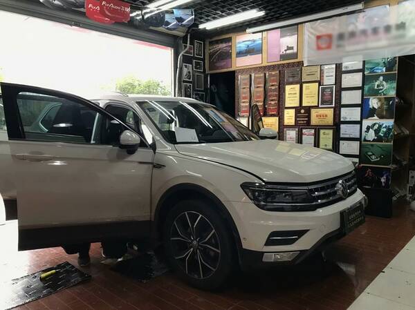 大众途观L音响改装配置: 主机:原车 前声场:德国艾索特KP165.2两分频 后声场:德国艾索特SA62两分频 功放:德国艾索特P4四声道 DSP:德国艾索特R6 隔音:四门双层GT 即将升级的德国艾索特器材