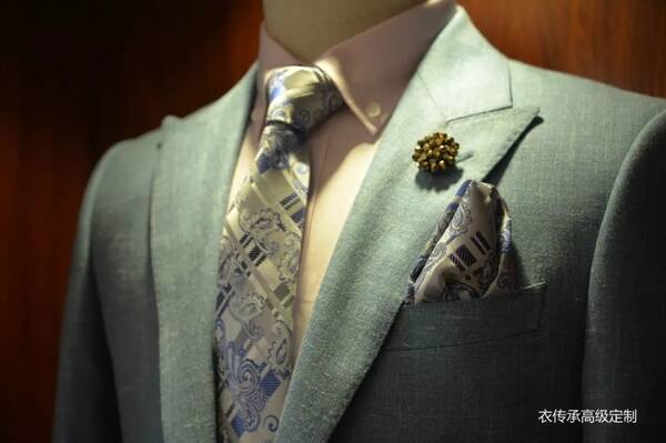 花眼|手工驳头眼,衡量西服是否高端的关键细节