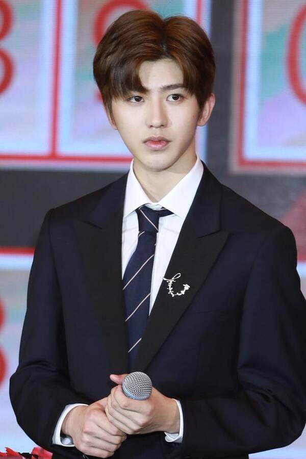 头发也撩人!蔡徐坤秀