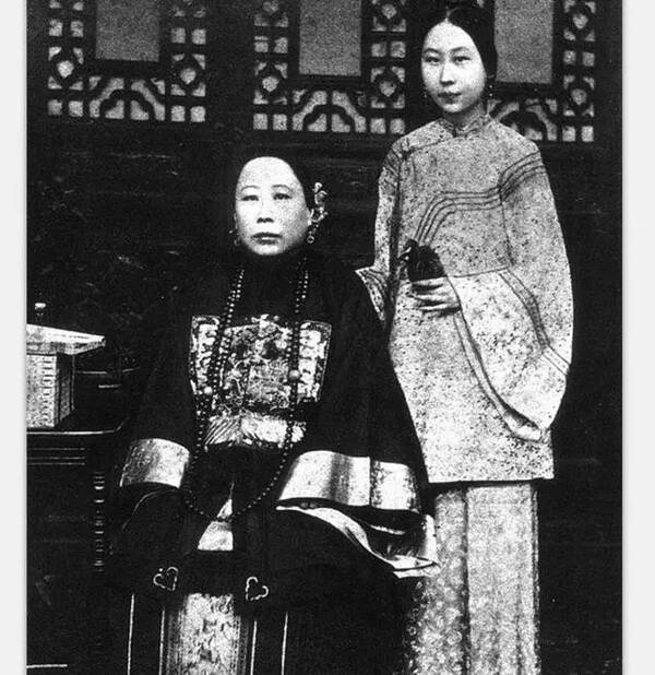 清末绝版老照片:图1慈禧母亲真实长相,图2李鸿章妻女