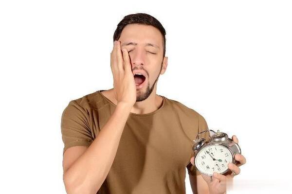 早上睡醒后,感觉口干,口苦?可能与这4个原因有关,别不
