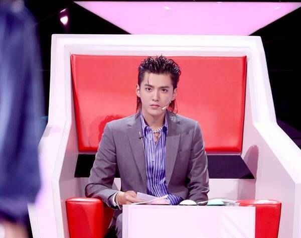 下一站传奇,出现三位翻版杨超越,同款造型,却被