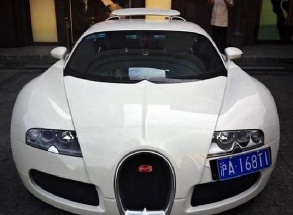 红色法拉利车牌如同一个蓝色布丁,豪车车主可能也表示无奈,而下图的