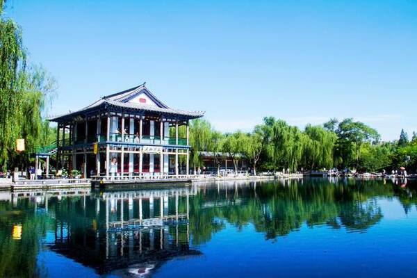五、大明湖 大明湖景色优美秀丽,湖水水色澄碧,国家AAAAA级旅游景区天下第一泉风景区的核心组成部分之一。位于山东省济南市市中心偏东北处、旧城区北部,是由济南众多泉水汇流而成,湖面58公顷,公园面积103.4公顷,平均水深2米左右,最深处达4.5米,是繁华都市中一处难得的天然湖泊,与趵突泉、千佛山并称为济南三大名胜,也是泉城济南重要的风景名胜、开放窗口和闻名中外的旅游胜地,素有泉城明珠的美誉。