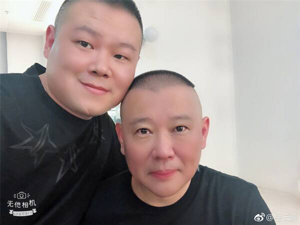 毕志飞领10年金扫帚奖,郭德纲岳云鹏师徒获奖未出席 图片